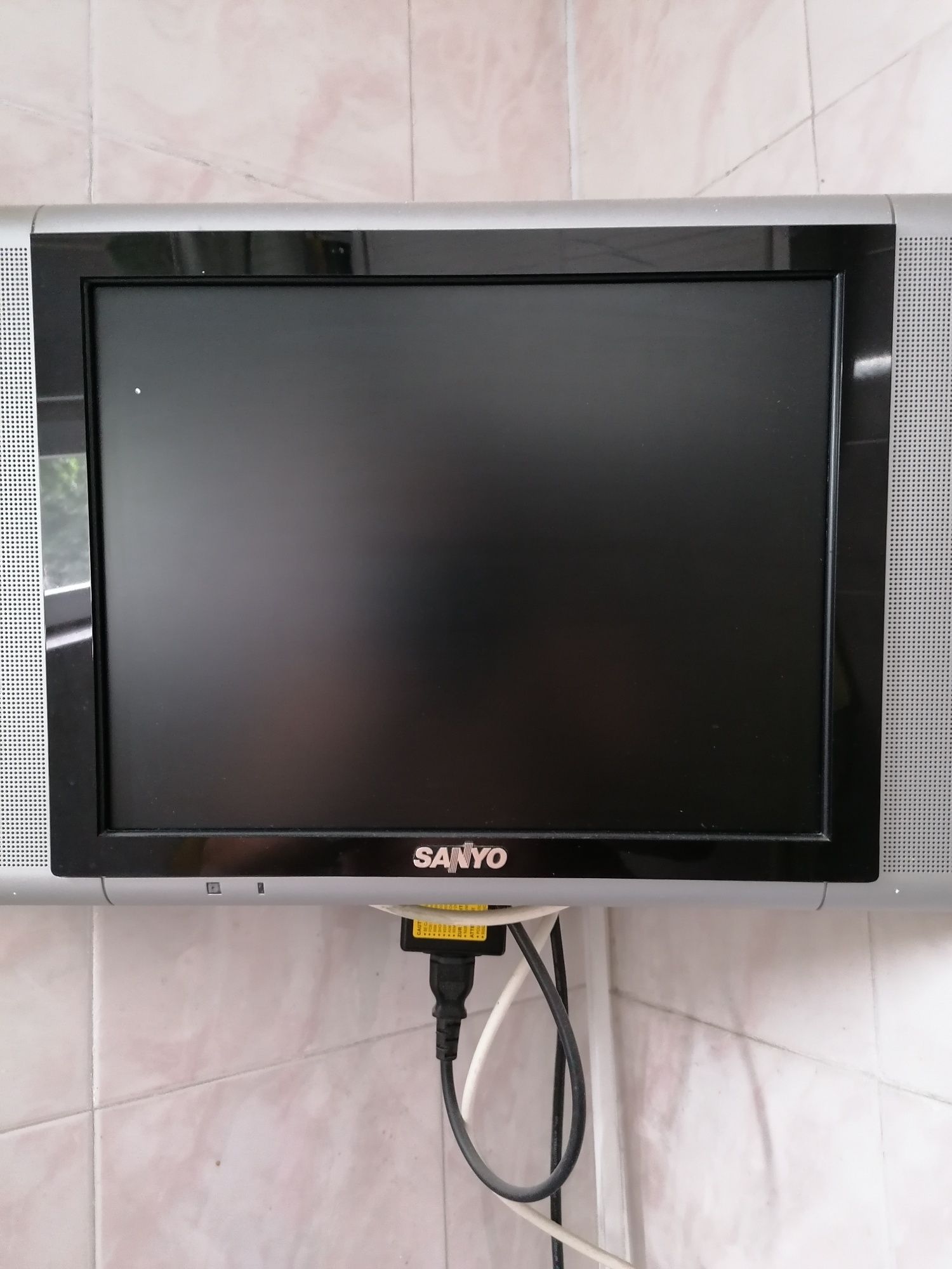 Televizor LCD  Sanyo diagonala de 37 cm.