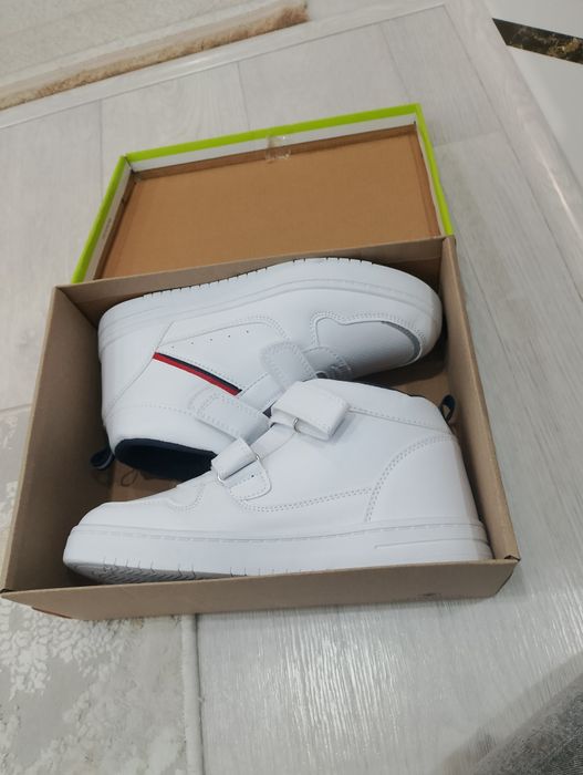 Продам новые осенние кроссовки 38 размер.