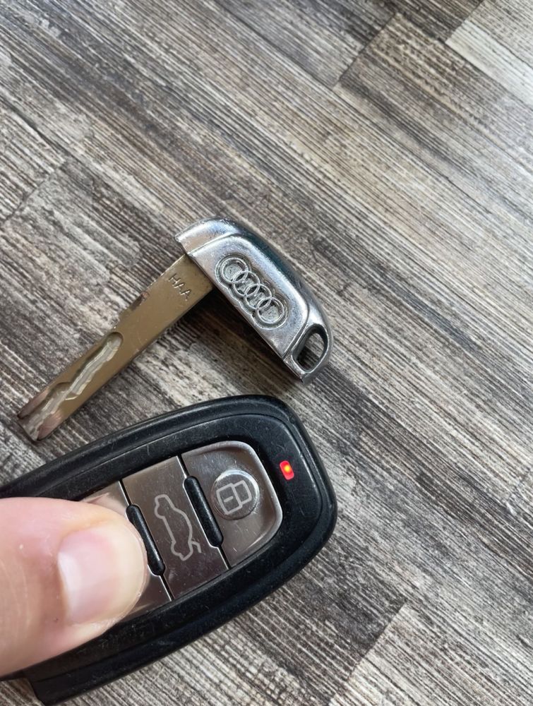 Оригинален ключ за Audi a4,a5,Q5 868MHZ