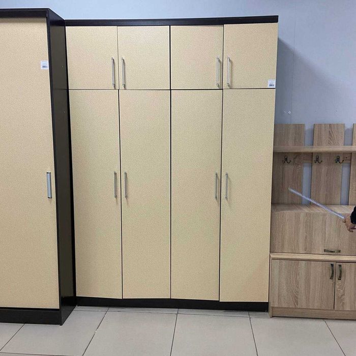 БУ Шкаф 4х дверный в хорошем состоянии. Бесплатная доставка.