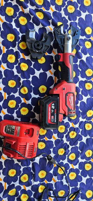 se vinde milwaukee onehcc cu incarcator si acumulator de 12 ah