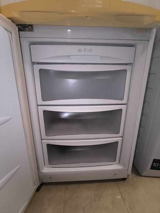 Хладилник с фризер LG