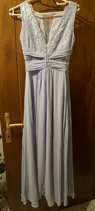 Елегантна дълга рокля в светлосиньо с дантела