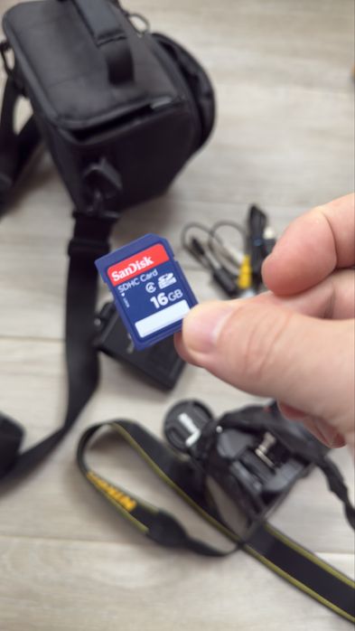 Nikon D3200, 24.2MP + Obiectiv 18-55mm VR (stare foarte buna)