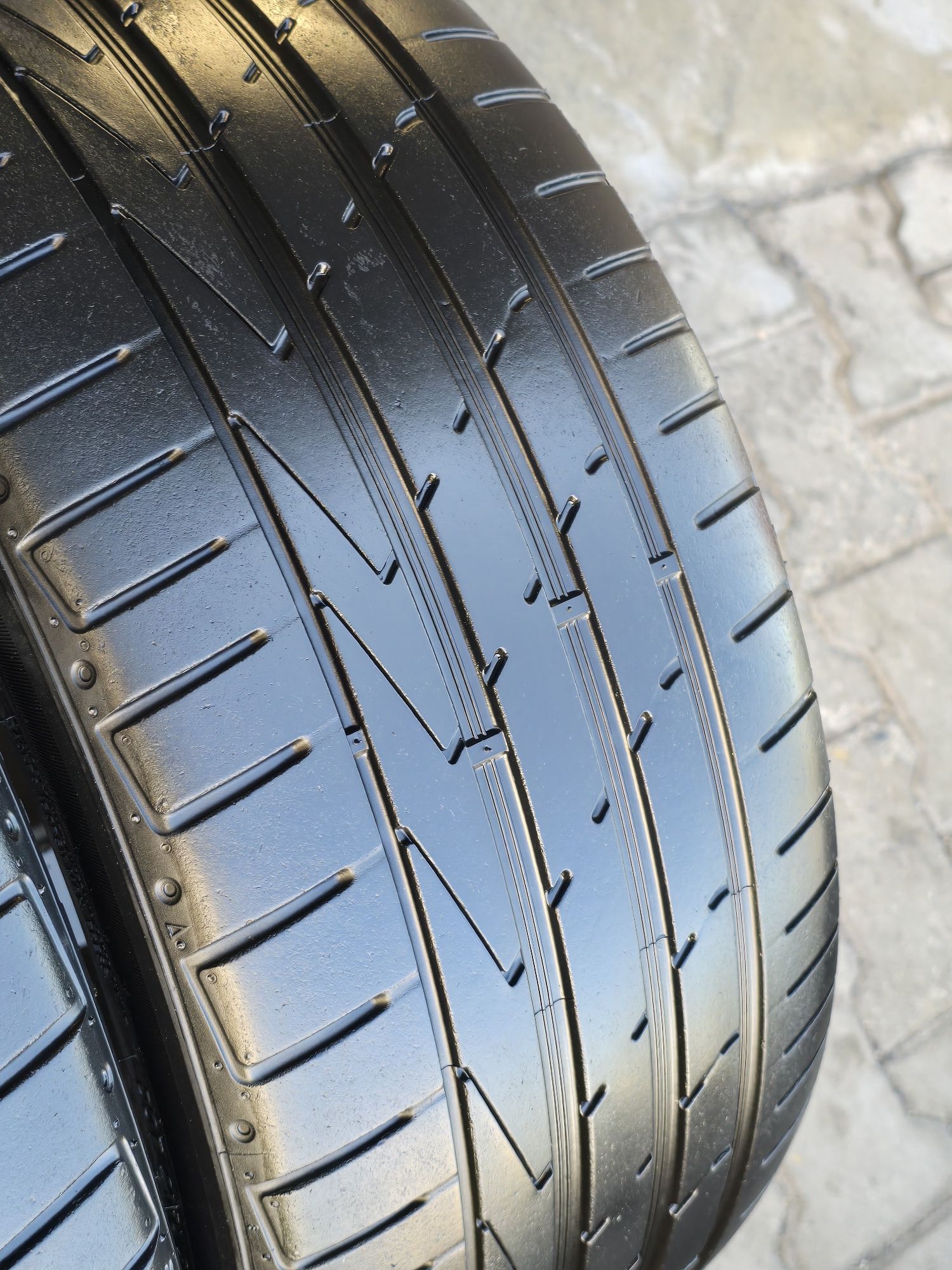 225 40 18 Hankook