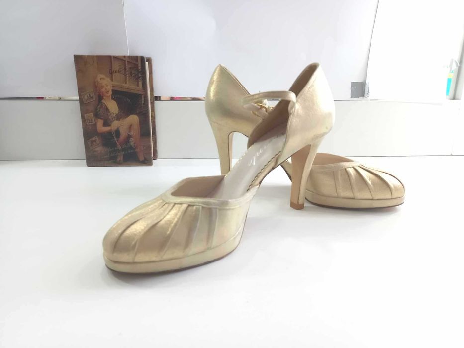 Pantofi noi din piele naturala  39, 40  ,  50 lei  rochii noi 50 lei