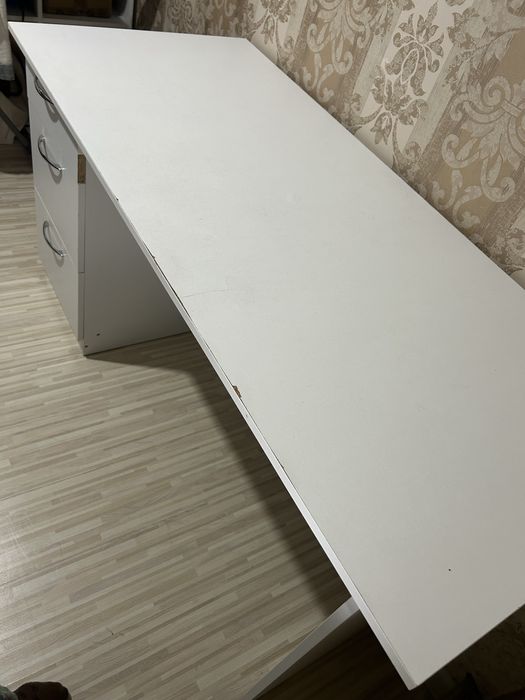 Офисный стул , белый, три тумба есть , хароши состояни ,