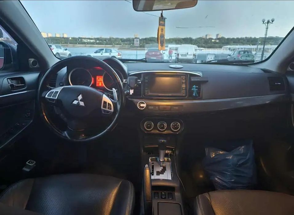 Vând mitubishi lancer an2010