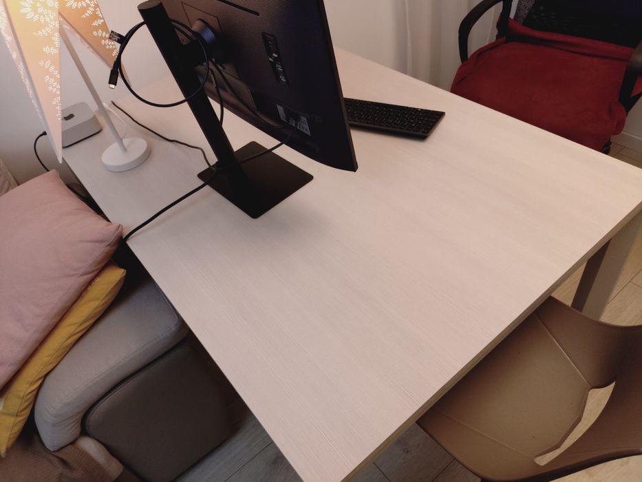 Masa 130x85x75 (Lxlxh) bej deschis + 4 scaune