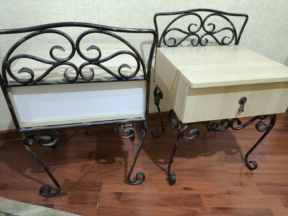 Тумбочка прикроватная, ножки кованные