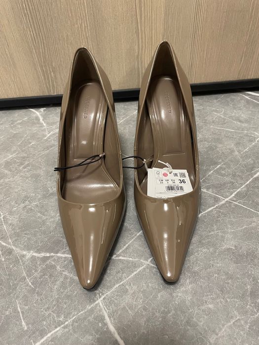 Обувки с висок ток и остър връх