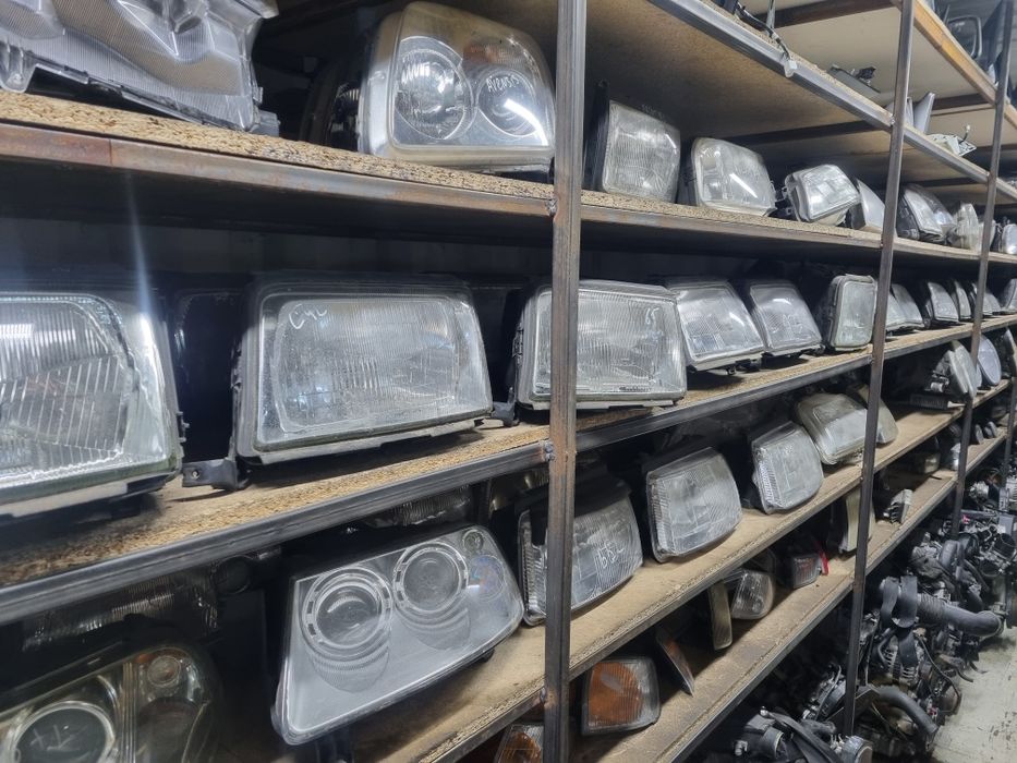 Фары передние на авто.