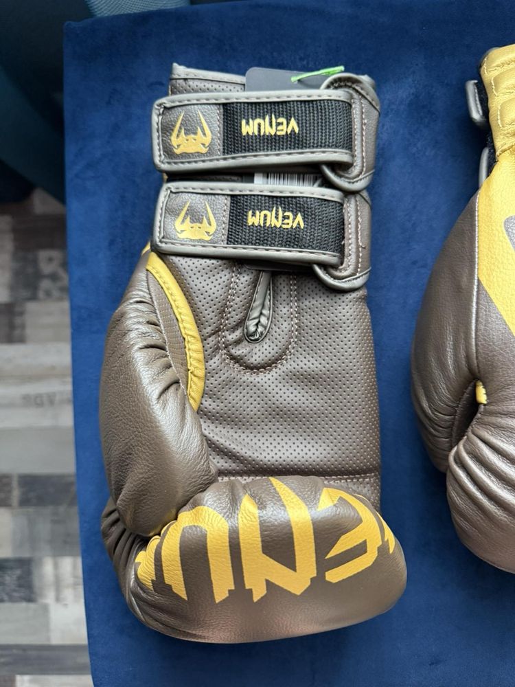 Боксови ръкавици Venum Reverso 14 OZ boxing gloves