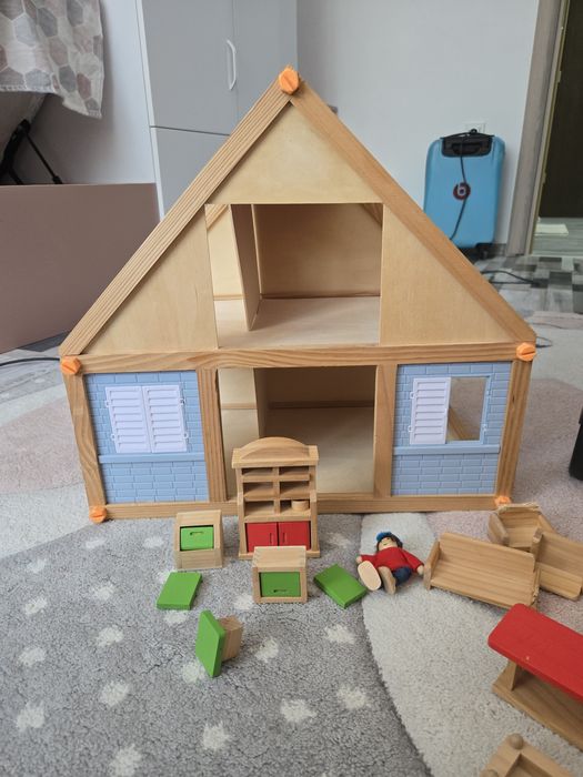 Дървена къща за кукли