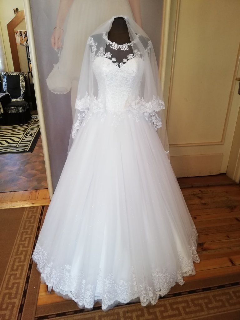 Разкошна сватбена рокля