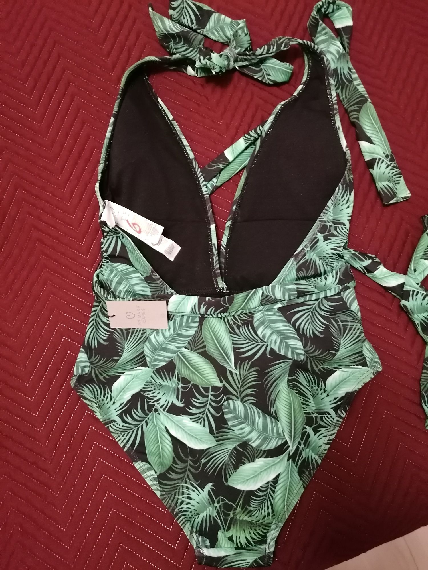 Costum de baie întreg,nou cu etichetă,mărime 36, negru/print tropical