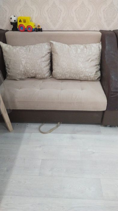 Продам диван двойка и кресло с подушками