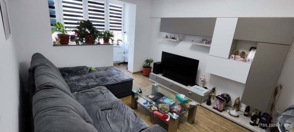 Vând apartament cu 4 camere