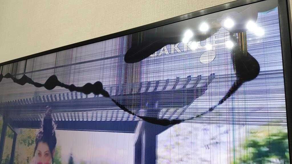 Продам б/у телевизор Samsung Smart TV 55" (140 см) с дефектом экрана