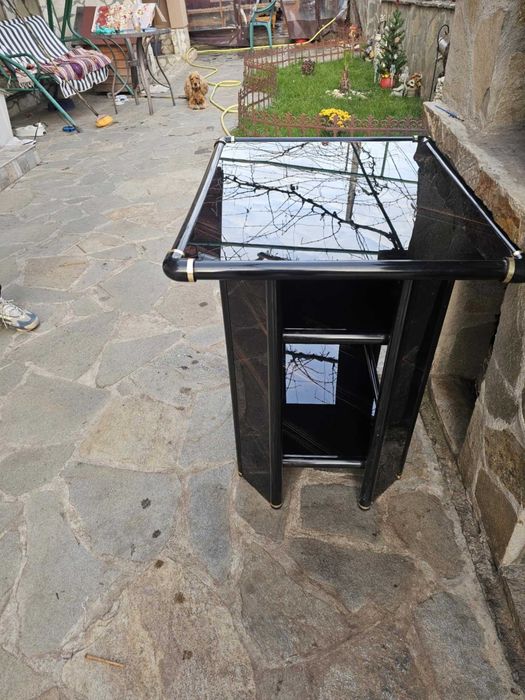 Продавам стъклена маса