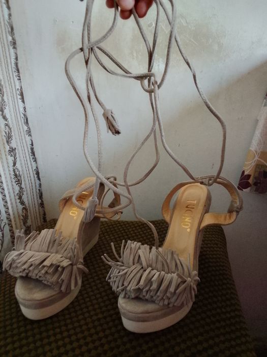 Босоножки замшевые на танкетке