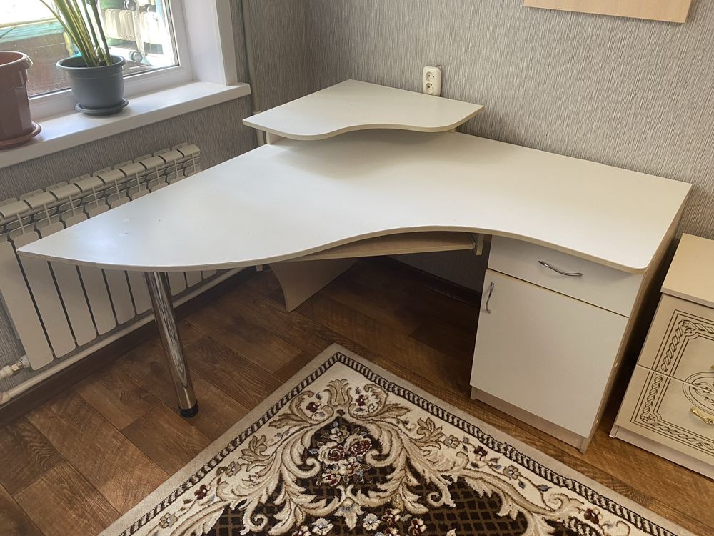 Продаю компьютерный стол