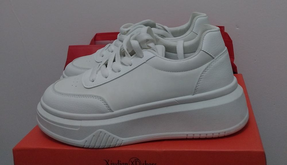 Новые белые крассовки