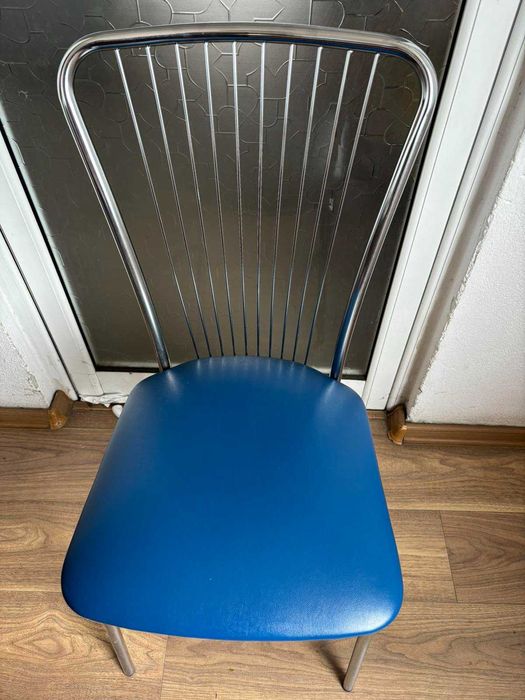 Стол с метална облегалка