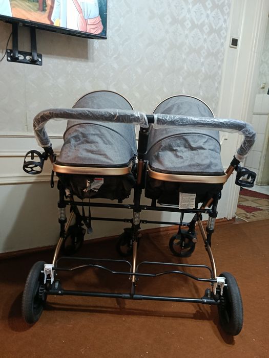 Egizaklar uchun kolyaska