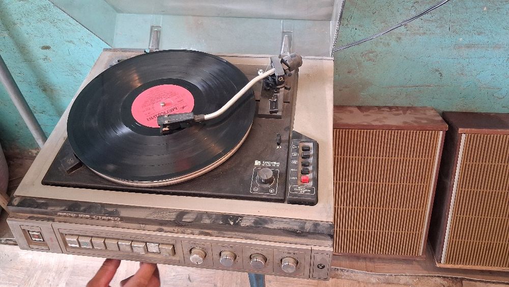 Продам раритет магнитофон с пластинкой  , есть ещё много пластинки ,
