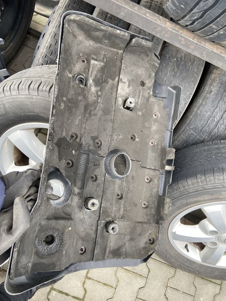 Кора над двигател -Toyota Avensis T25/177hp