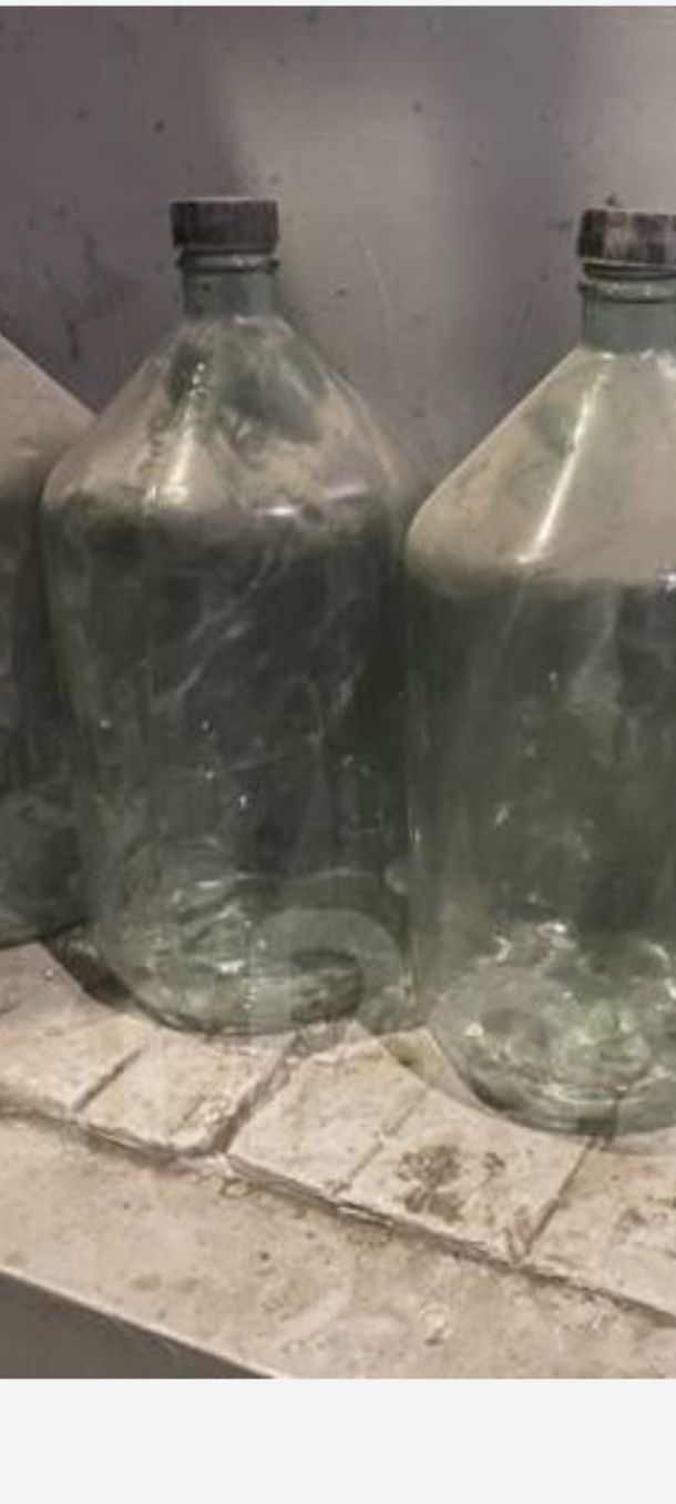 Стеклянная бутыль
