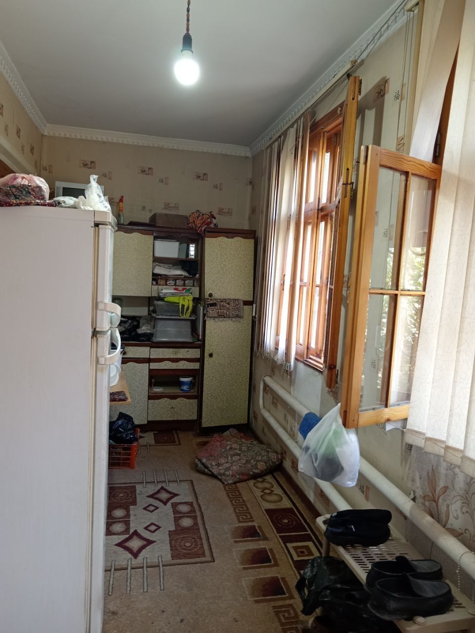 Продаётся  своя 3 комнатная переделенная на 4. квартира