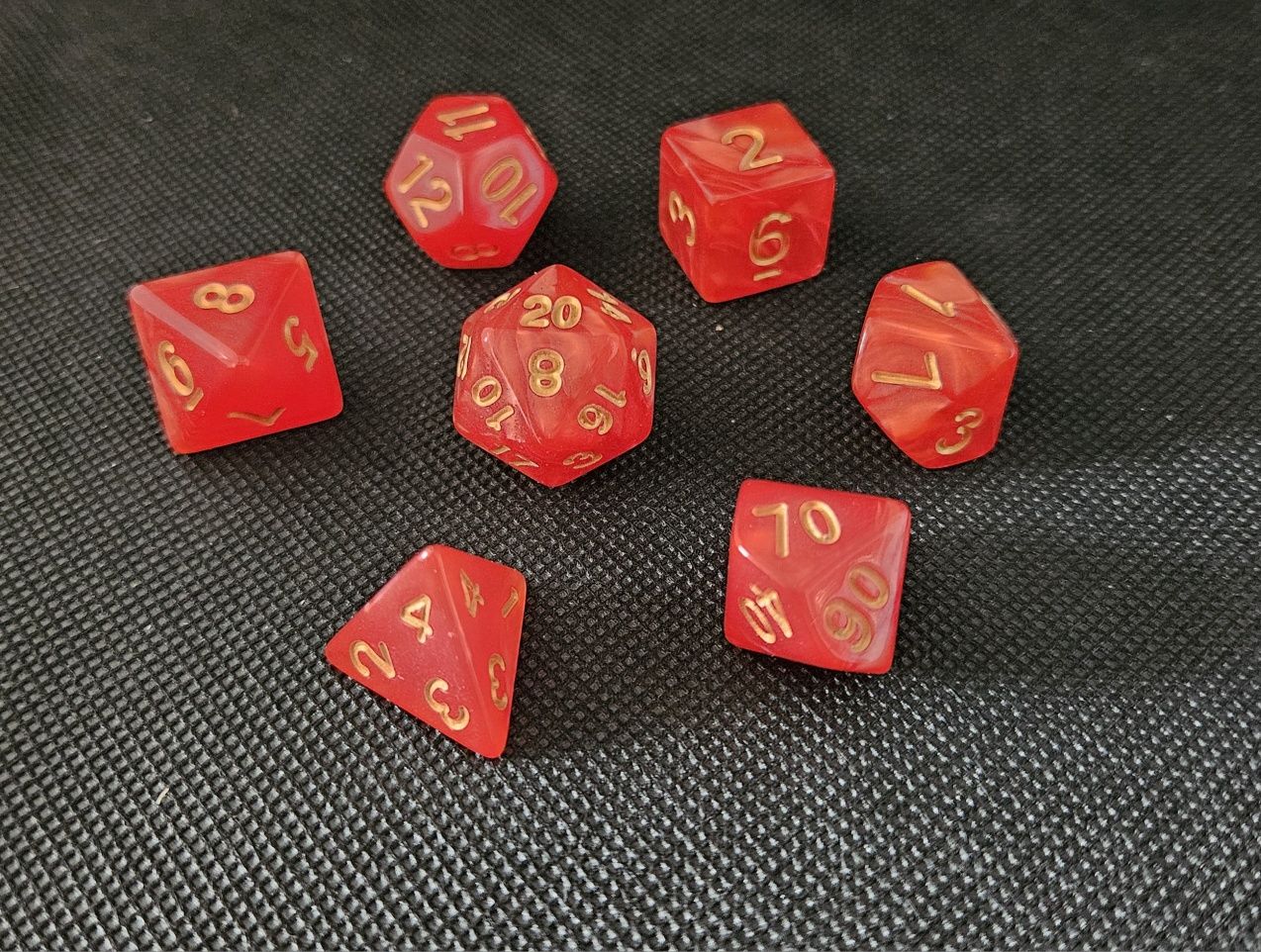 Set 7 zaruri TTRPG/Dungeons&Dragons, culoare rosu marmorat/auriu
