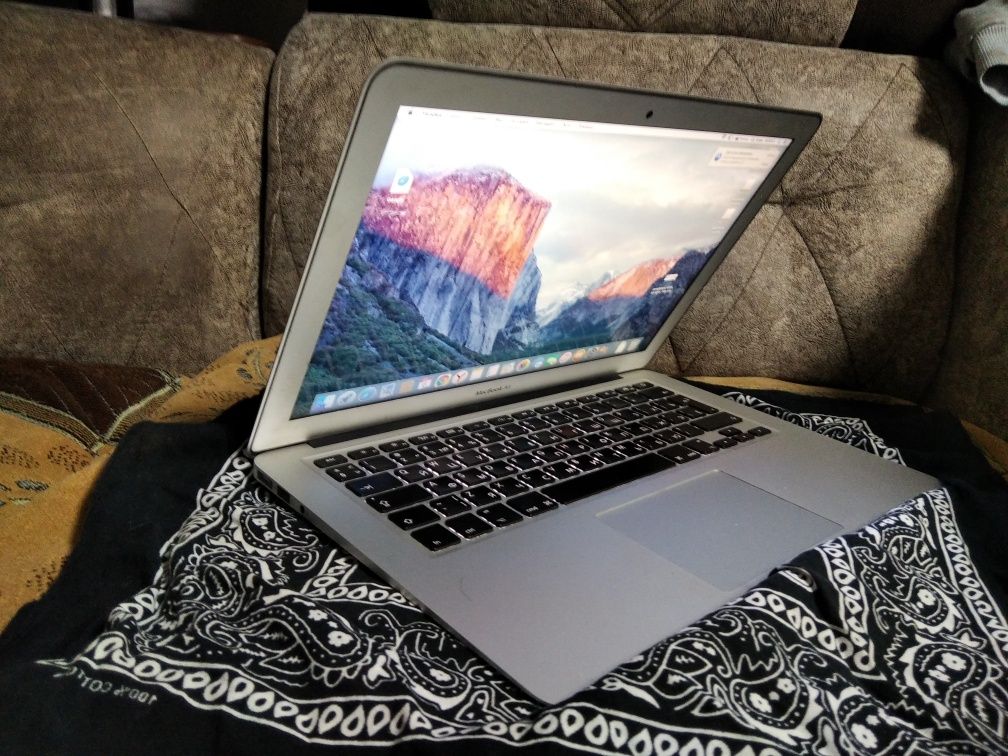 Прадаю ноудбук MacBook Air 2018 года