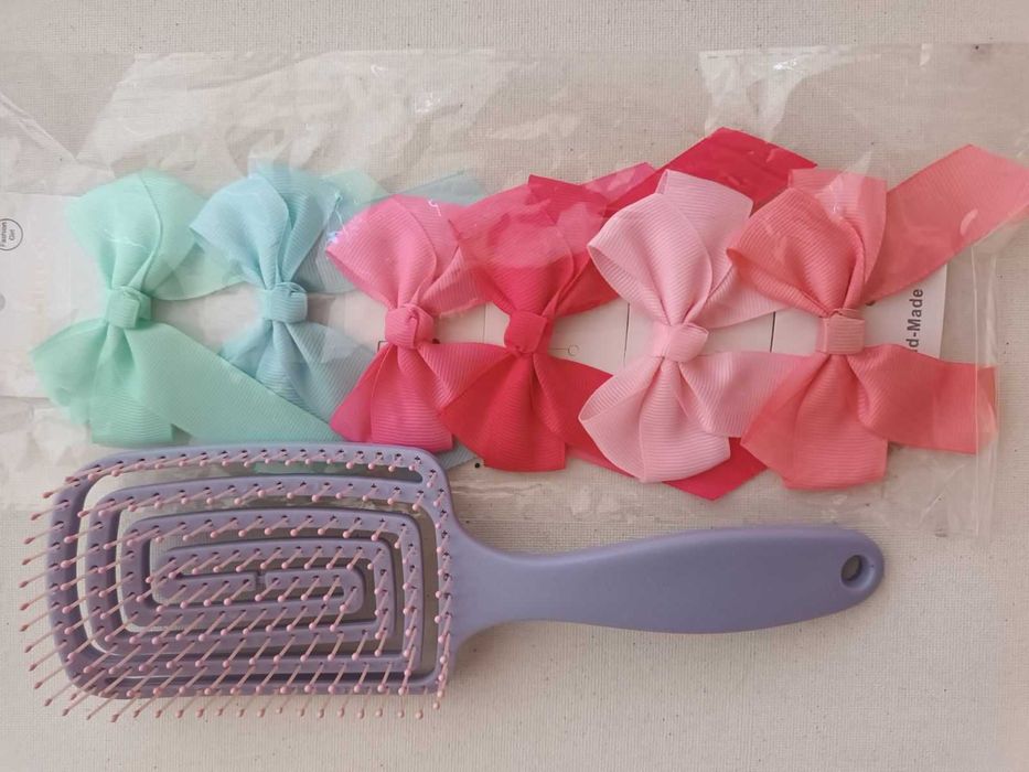 НОВ комплект от четка за коса и 6 панделки, Спиди/лично предаване