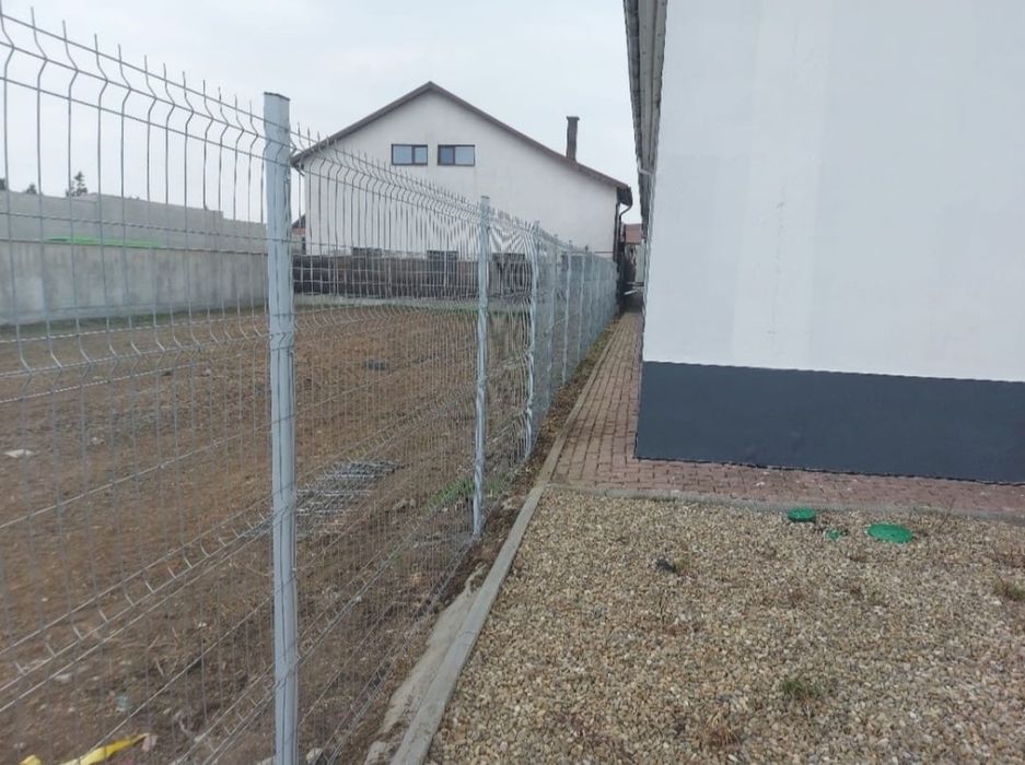 Gard. Din sipca metalica plasa bordurata.