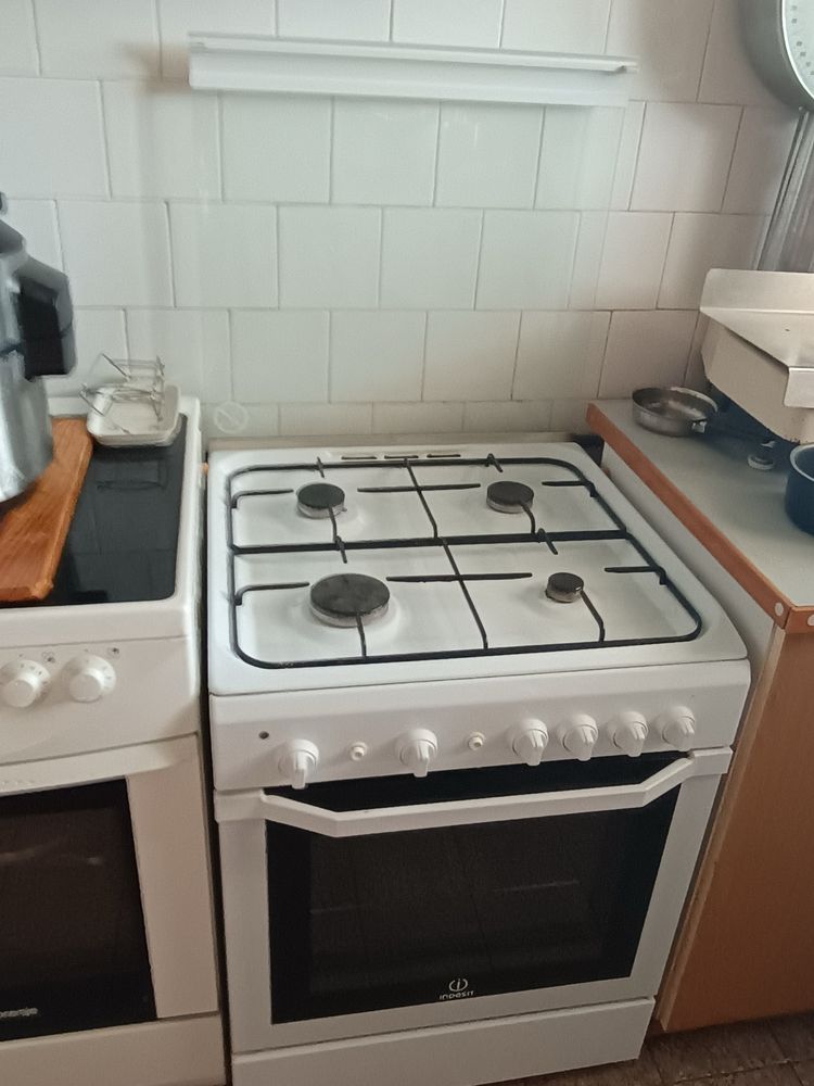 Готварска печка с фурна и котлони на газ Indesit