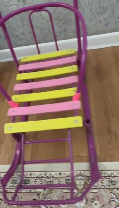 Продам САНКИ в отличном состоянии. Ручка перекидная