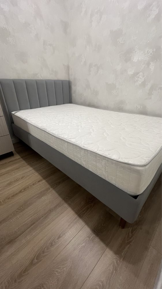 Кровать размером 140х200м с матрасом