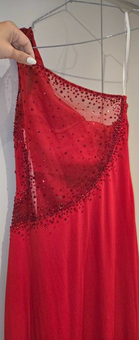 Уникална червена рокля с камъни