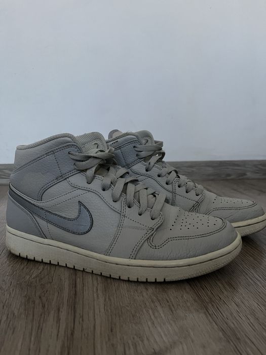 Air Jordan Retro 1 Mid Light Bone Grey