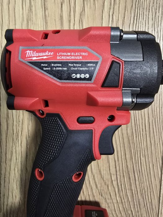 Vând bormasina cu impact milwaukee 18v