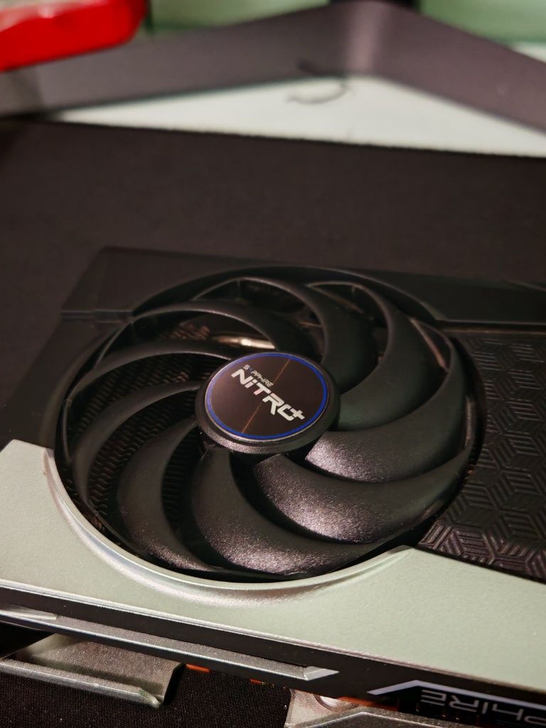 Placă video AMD Radeon RX 6600 XT – 8GB GDDR6 | Ca nouă