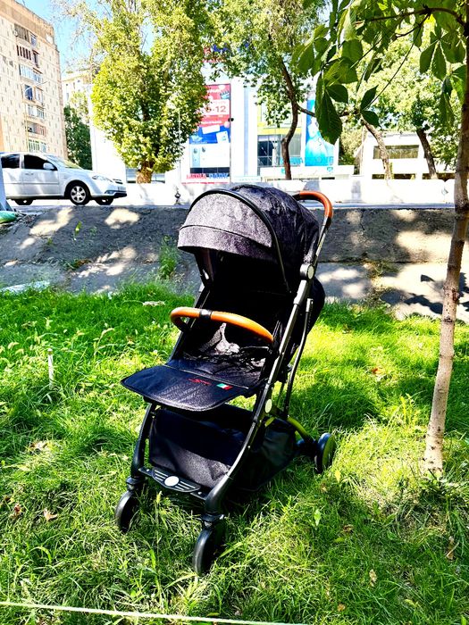 Новая коляска чемодан, в коробке, с выдвижной ручкой.  Черная расцвет