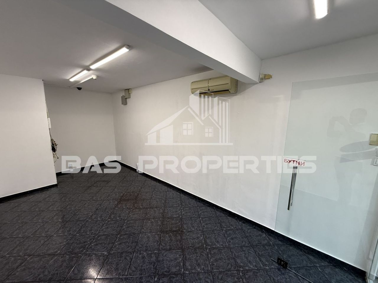 Дава се под наем Офис в София, Модерно предградие - 22 кв.м за 350 € - Снимка #2