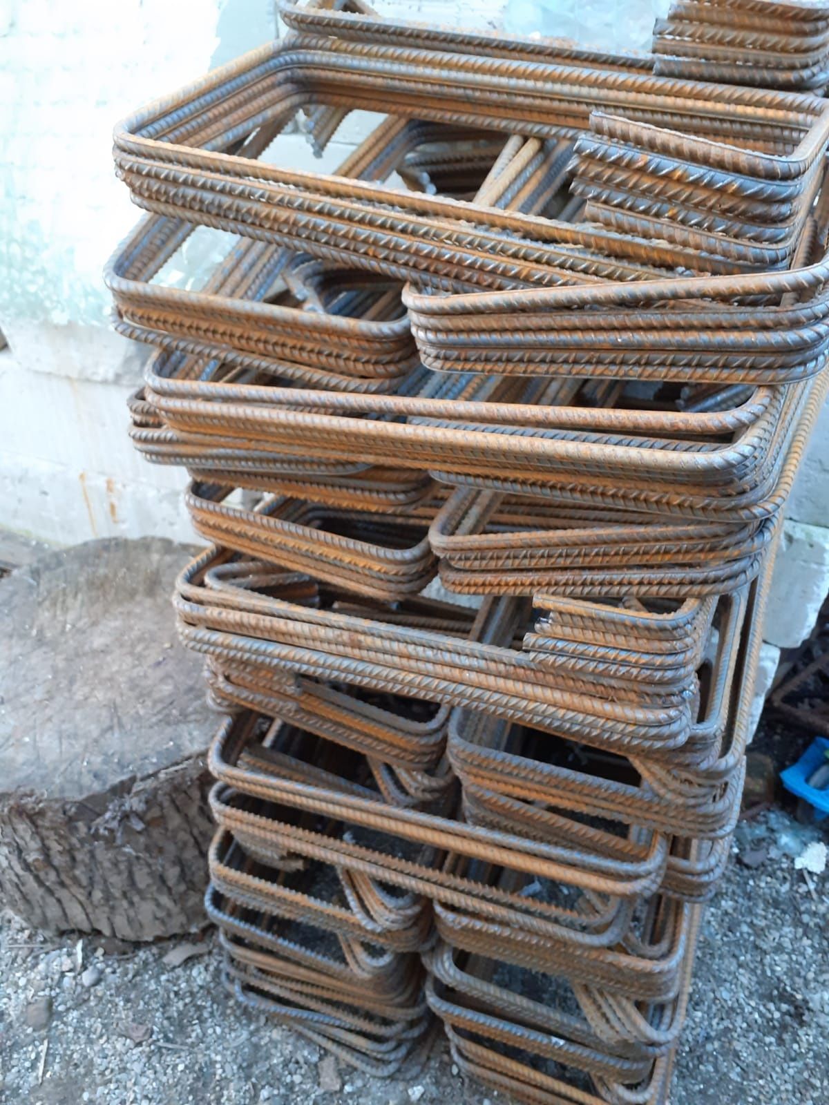 Etrieri pentru construcții,folosiți în armarea structurilor de reziste