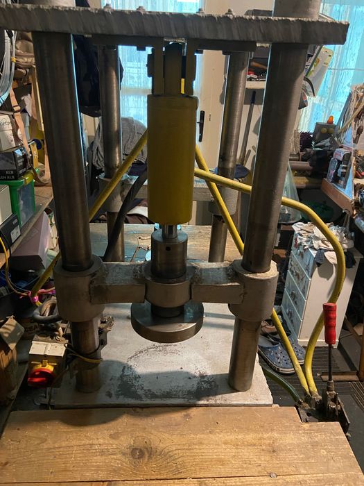 Presa cu două capete de presare