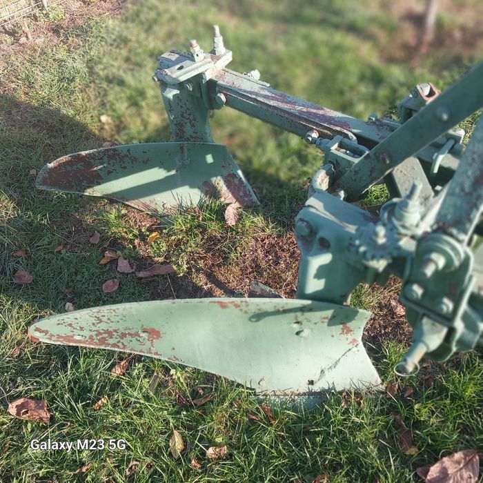 tractor u445 cu remorca și plug