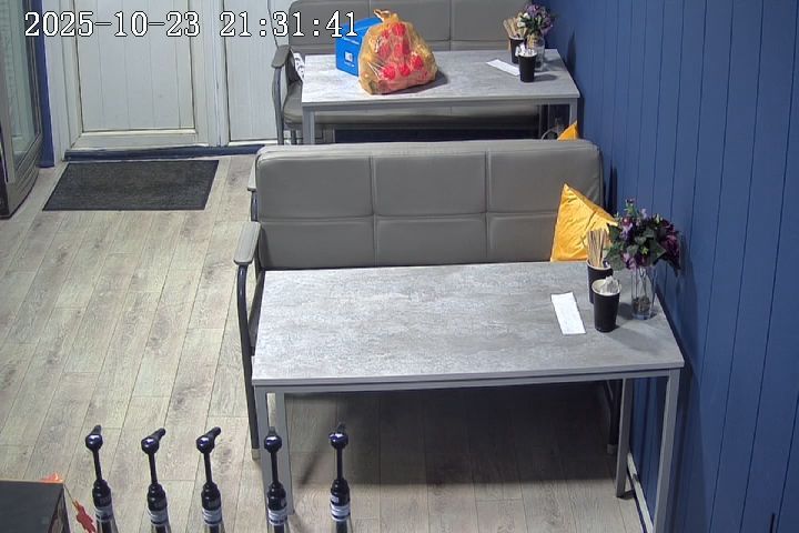 Срочно продается 4 стола, 4 скамьи, холодильник витринный десертный